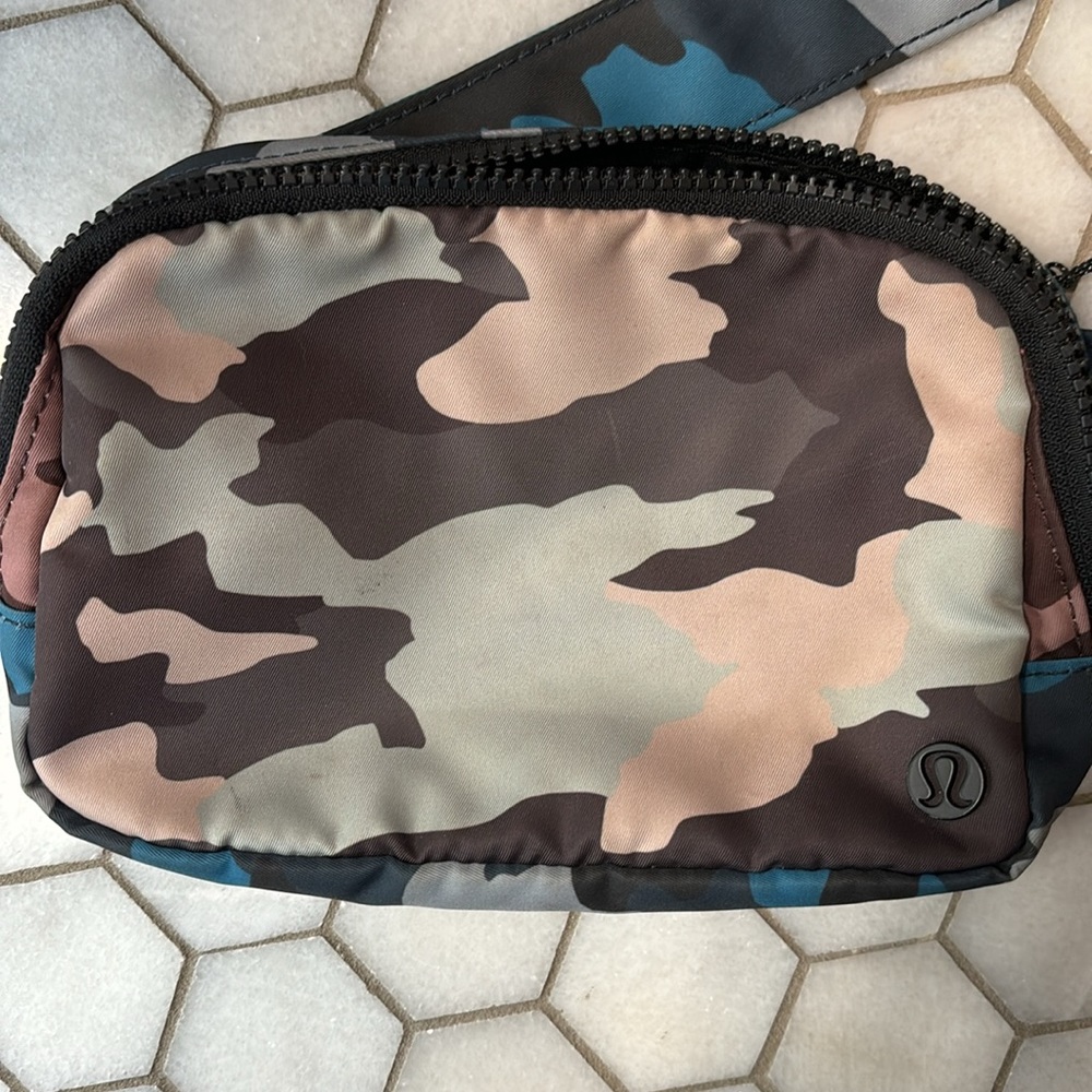 lululemon everywhere belt bag *1L